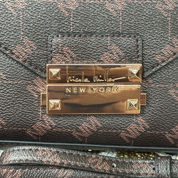 Brand New Nicole Miller Brown Vegan Leather Logo Crossbody Gold Tone Chain Purse - Picture 3 of 16